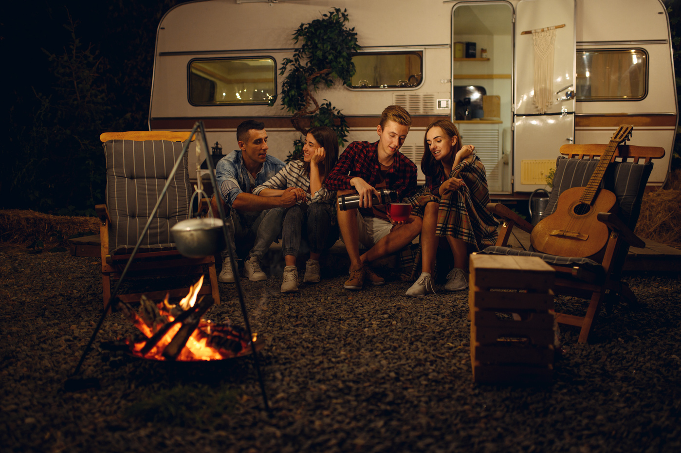 Friends Sitting By Campfire In The Night Camping Voyagez Partout En